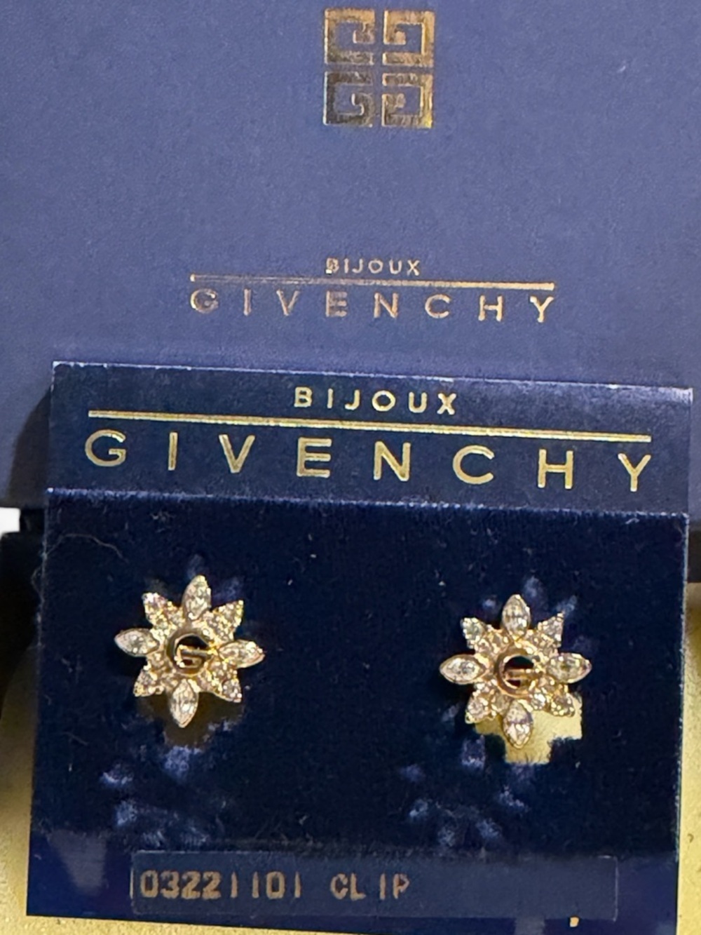 GIVENCHY Flower Crystal G Gold Plated Clip On Earrings Vintage incl box card - Picture 2 of 10